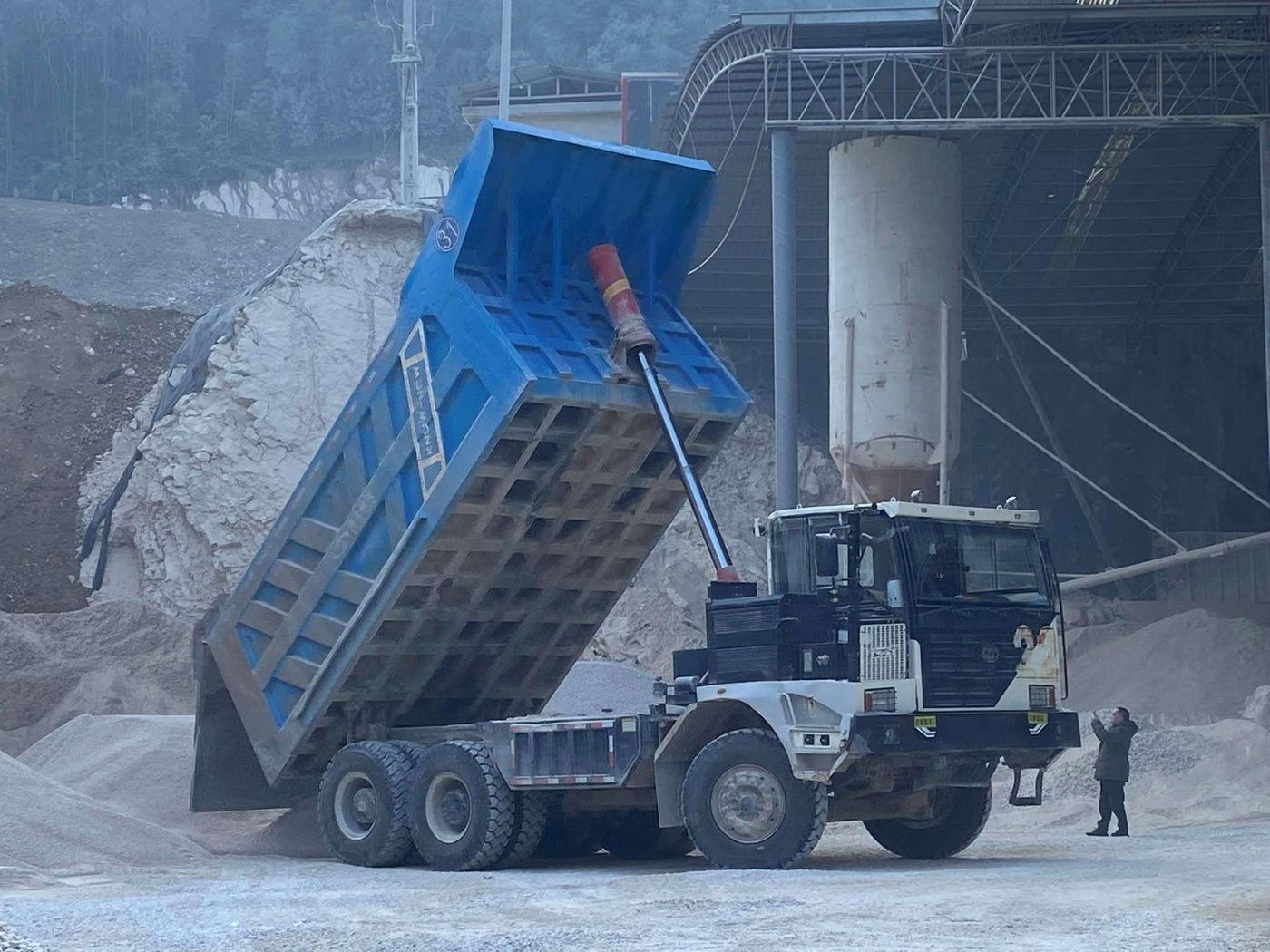 Camión tolva eléctrico descargando material en planta
